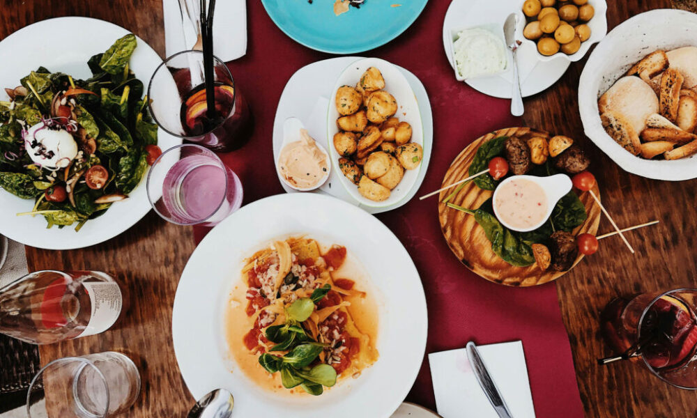 For those on a healthy diet, there are vegetarian and vegan menus that are still delicious and nutritious.