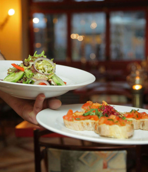 Discover the authentic flavors of Balinese and Indonesian cuisine, such as sapo tofu, capcay, Cah Sawi Hijau Bawang Putih, which is rich in spices.